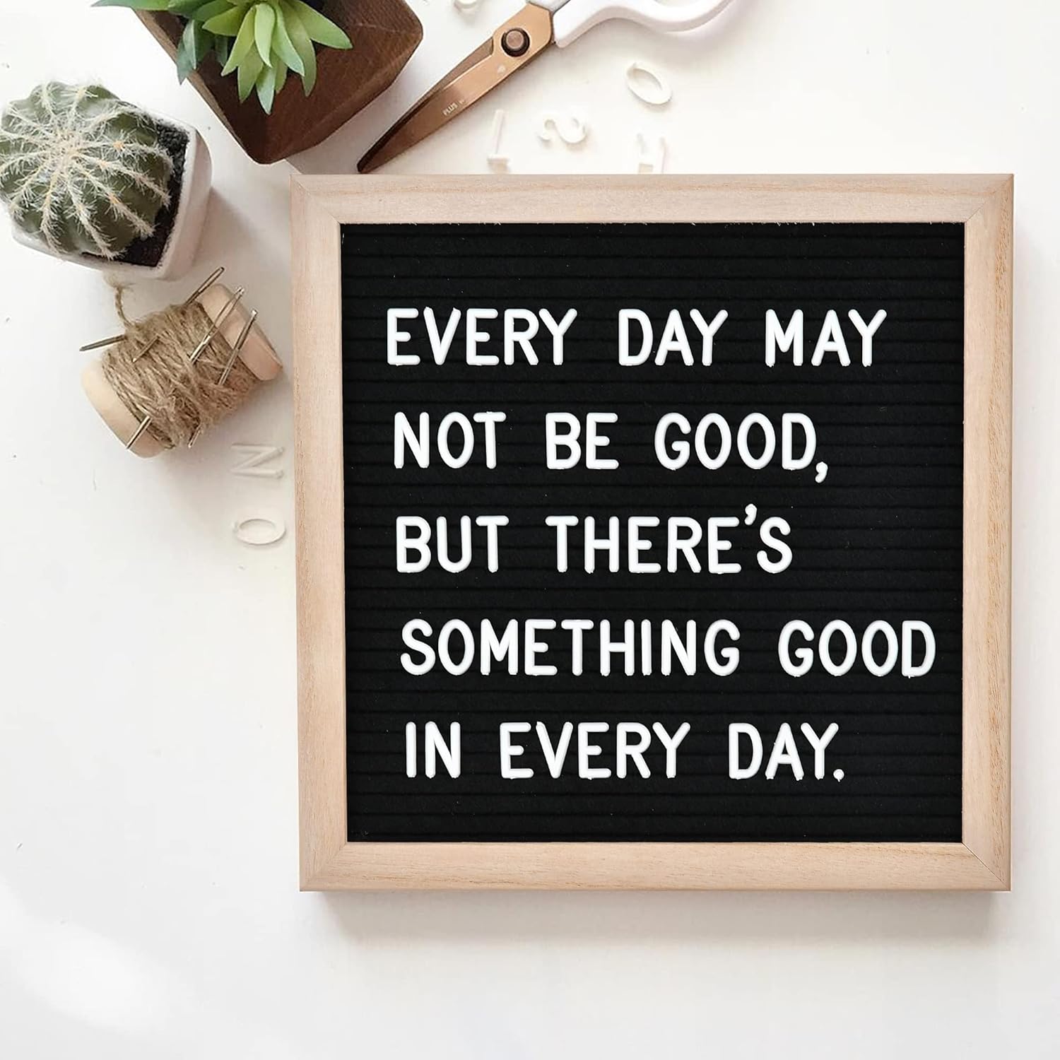 Felt Letter Board with Wooden Frame - Changeable Message Board with Wooden Frame & Built-In Stand (25x25cm)